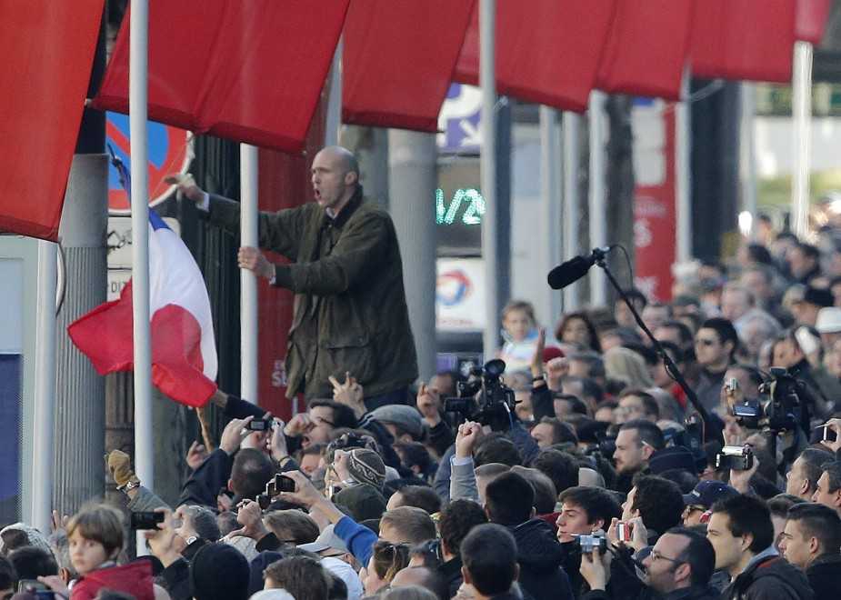Parigi, fischi a Hollande sugli Champs-Elysees