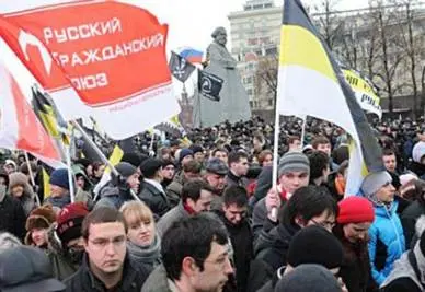 Mosca: attivisti lanciano pomodori contro Re d'Olanda "avete il sangue di Dolmatov"