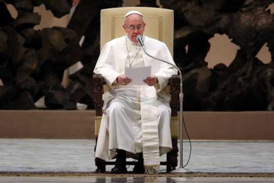 Papa Francesco contro la corruzione: «La dea tangente fa perdere la dignità»