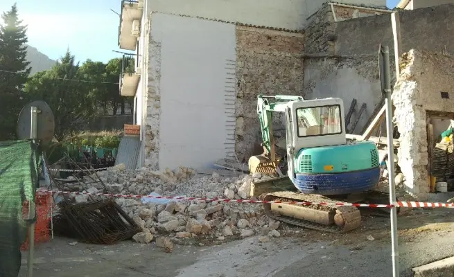 Crolla una palazzina nel palermitano mentre gli operai lavorano: un morto ed un ferito grave