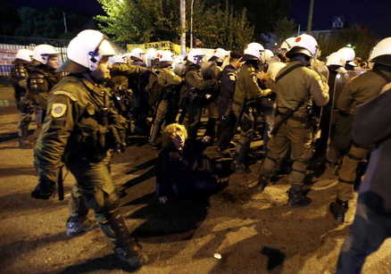 Grecia: manifestanti occupano la sede della tv di Stato. Scontri durante lo sgombero della Polizia