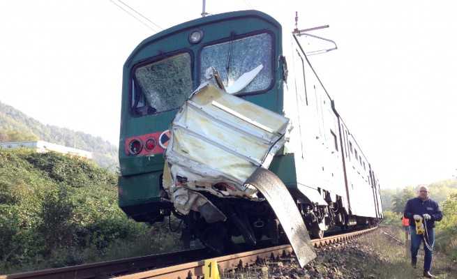 Bergamo: treno si schianta contro ambulanza. Due morti e sei feriti