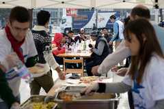 Fondazione Progetto Arca distribuisce 200 pasti caldi in Stazione Centrale