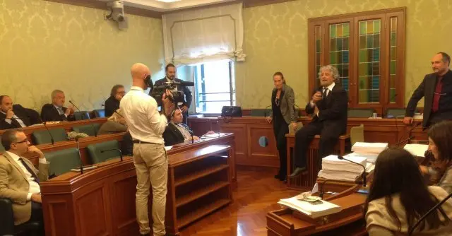 Parentopoli a 5 stelle: assunti figlia e fidanzato. Urla e pianti durante la riunione