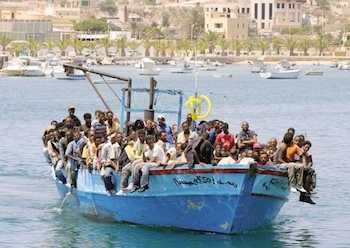 Lampedusa, soccorsa un'imbarcazione con a bordo 200 persone