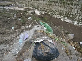 Baiano, strada comunale a uso discarica, la Forestale sequestra l'area