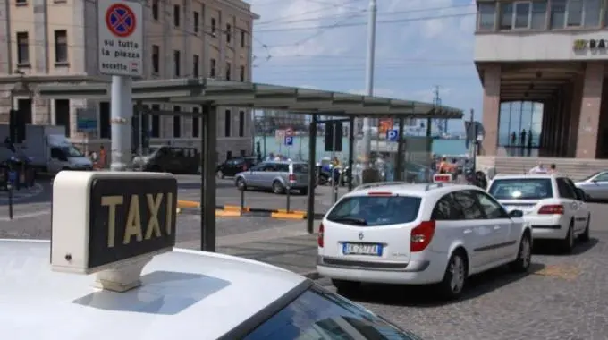 Milano, arrestato il rapinatore dei tassisti: 15 colpi nel mese di ottobre