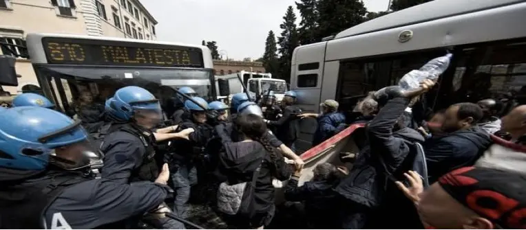 Roma, scontri in centro durante corteo movimenti per la casa. Fumogeni e 6 feriti