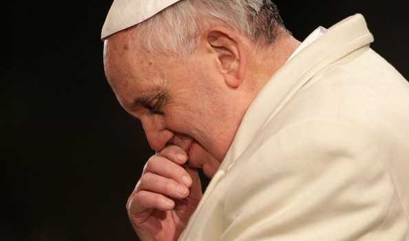 Papa Francesco si unisce alla comunità polacca e prega sulla tomba di Giovanni Paolo II