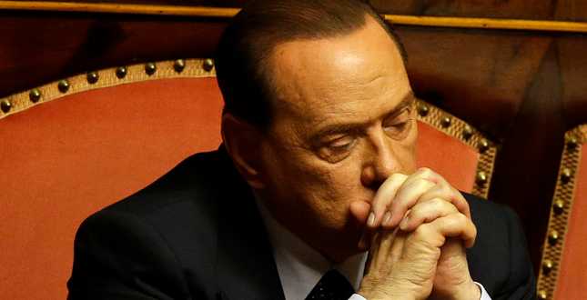 Decadenza Berlusconi: sì al voto palese. Il Cavaliere infuriato fa saltare il pranzo con Alfano