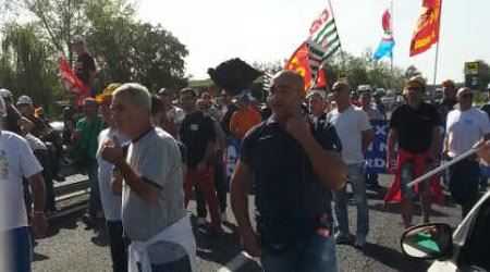 Continua la protesta degli operai Alcoa: bloccata la SS 131 per due ore