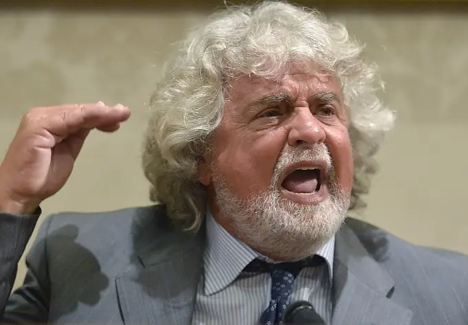 M5S, Grillo arriva in Senato e attacca Napolitano: «Rapporto complicato, è un presidente di settore»