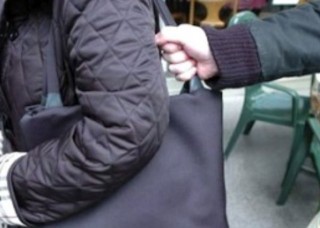 Napoli: sedicenne deruba una turista russa, arrestato