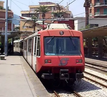 Napoli, fiamme sulla circumvesuviana, terrore a bordo