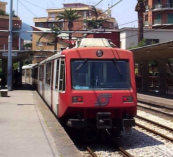 Napoli, fiamme sulla circumvesuviana, terrore a bordo