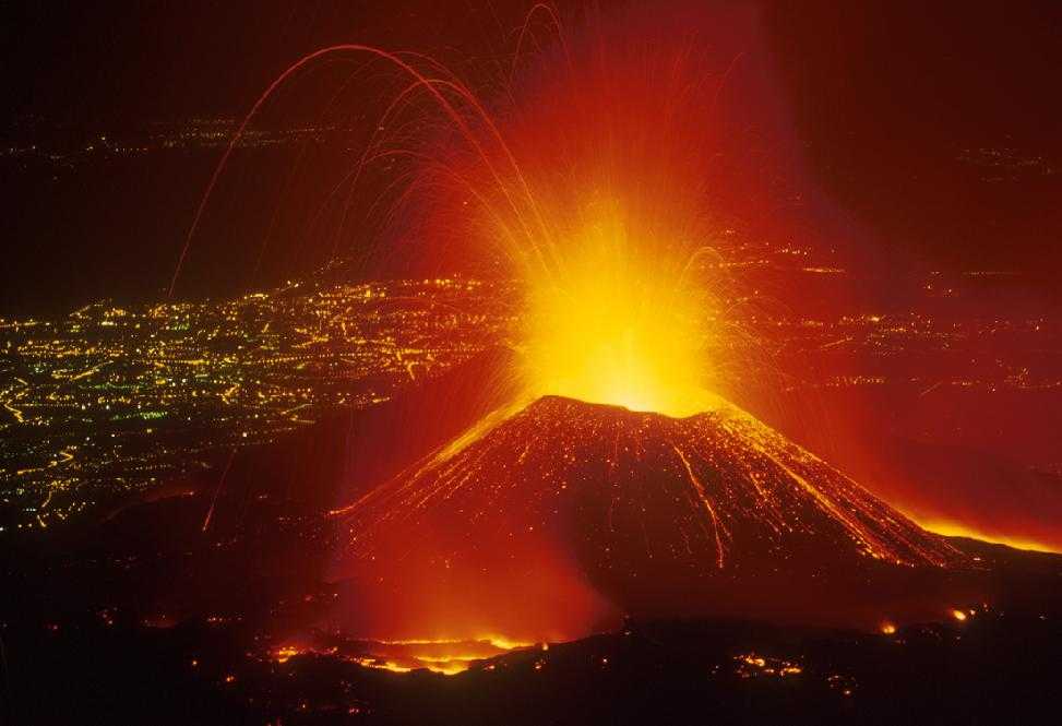 L'Etna torna a dare spettacolo con le sue eruzioni. Nella notte continue scosse sismiche