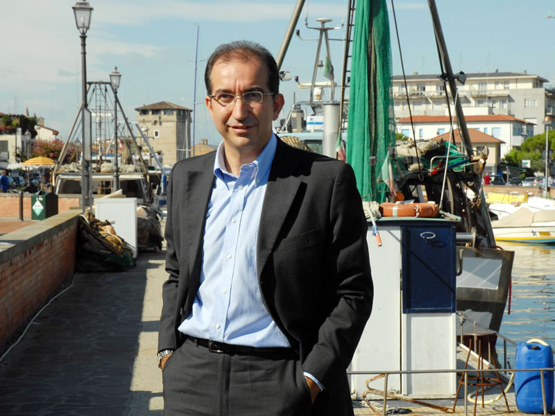 Parcheggia auto blu su posto disabili, il sindaco si scusa