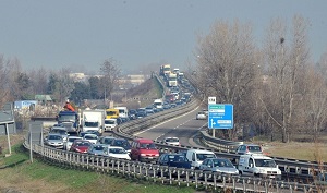 Modena: a piedi contromano in Tangenziale, messo in salvo dai vigili