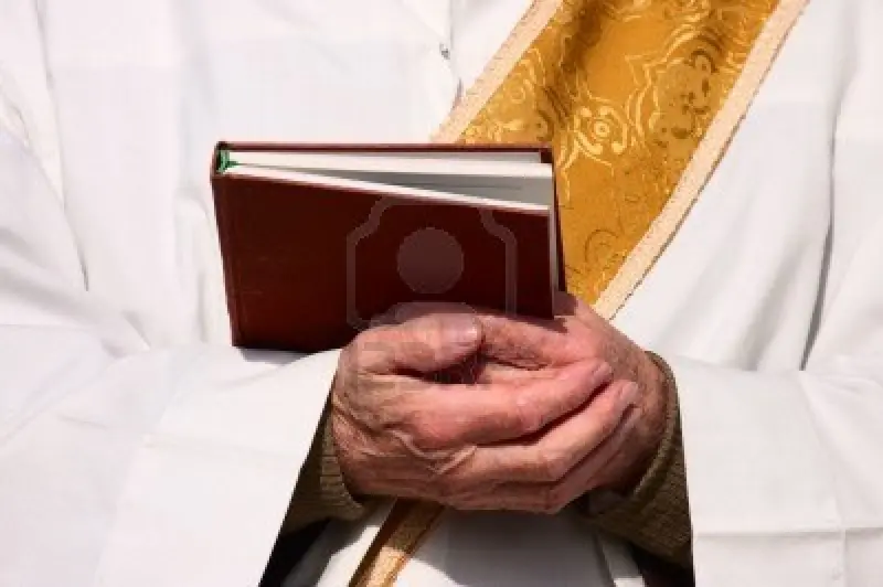 Guai in vista per il prete bestemmiatore