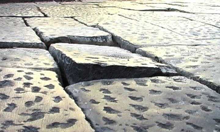 Strade dissestate a Napoli: una donna cade e si rompe l'omero