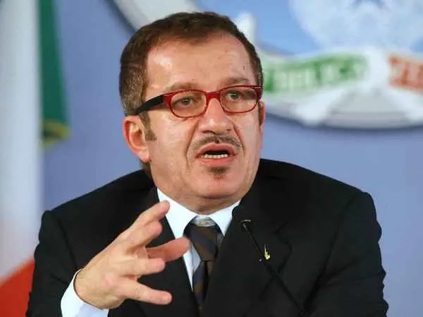 Crisi, Maroni: «Segnali di ripresa a macchia di leopardo in Lombardia»