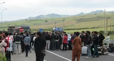 Cara di Mineo: immigrati lanciano pietre contro auto della polizia. Bloccata la Catania-Gela