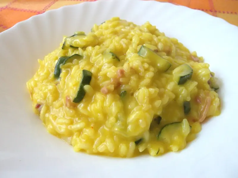 Risotto con zucchine, speck e zafferano