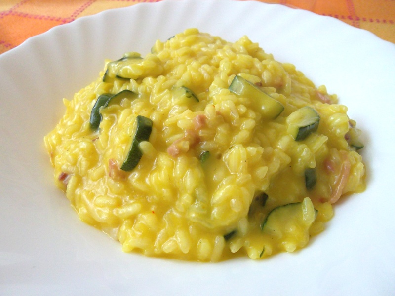 Risotto con zucchine, speck e zafferano