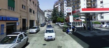 Salerno, accoltellato per un complimento, è caccia all'uomo