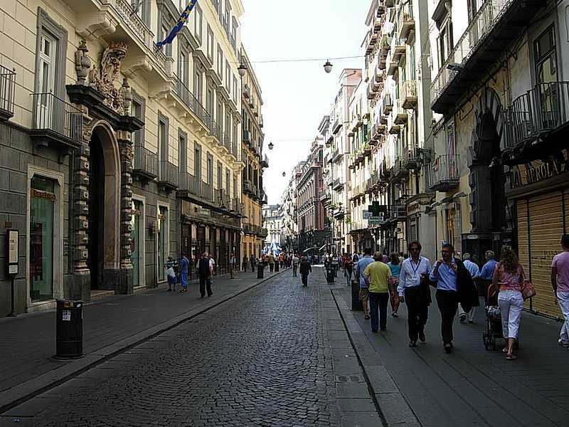 Napoli: sprofonda il pavimento del centro Vodafone in via Toledo