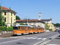 Bambino cade da balcone, salvo per miracolo: s'impiglia in stendibiancheria