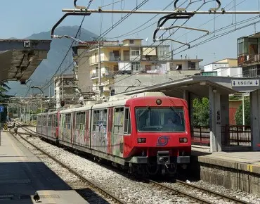 Napoli: uomo senza biglietto aggredisce controllore e macchinista, arrestato