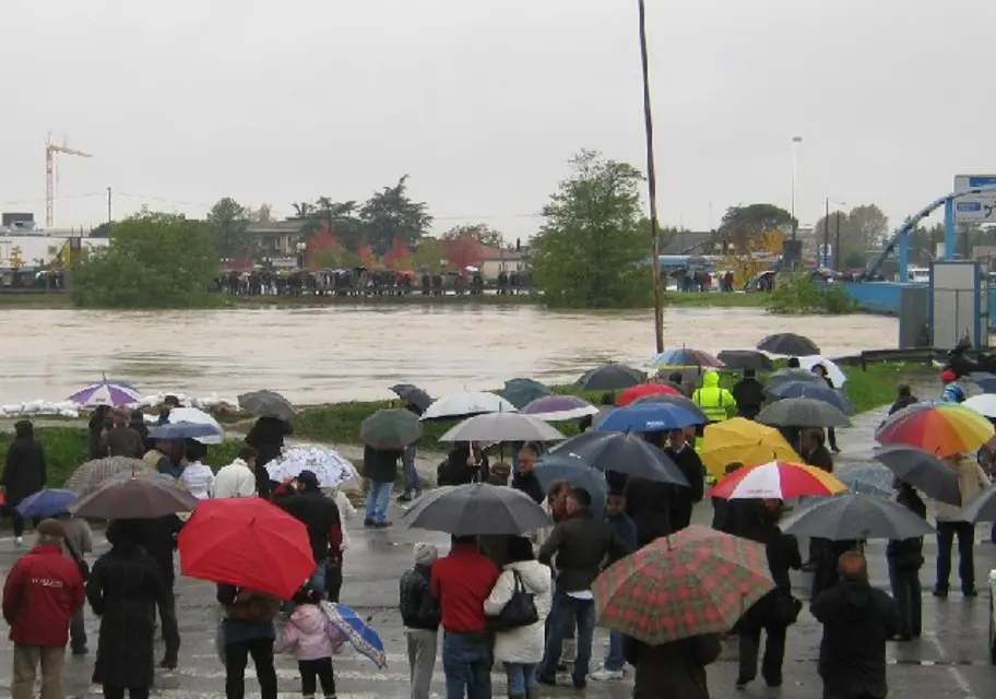 Ricevono acconto per ristrutturare casa dopo alluvione 2010: la incassano e spariscono