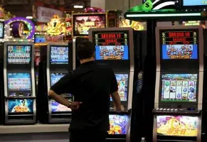 Legge anti-ludopatia: approvata la normativa per le sale gioco a distanza