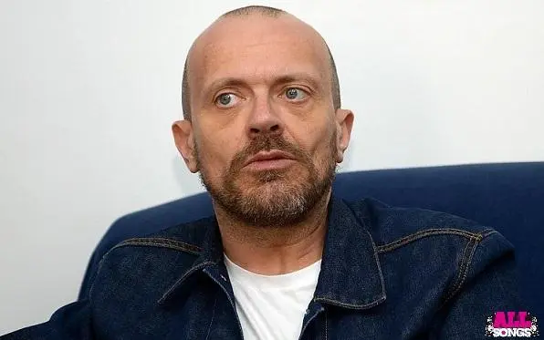 Max Pezzali è un "Ragazzo Inadeguato": nuovo singolo da "Max 20"