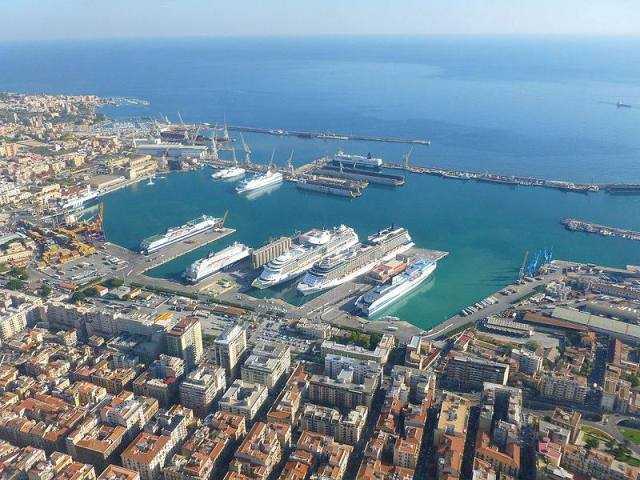 Rapinavano Tir nel porto di Palermo, 21 arresti