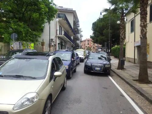 Donna si affaccia al balcone e cade nel vuoto: quasi illesa