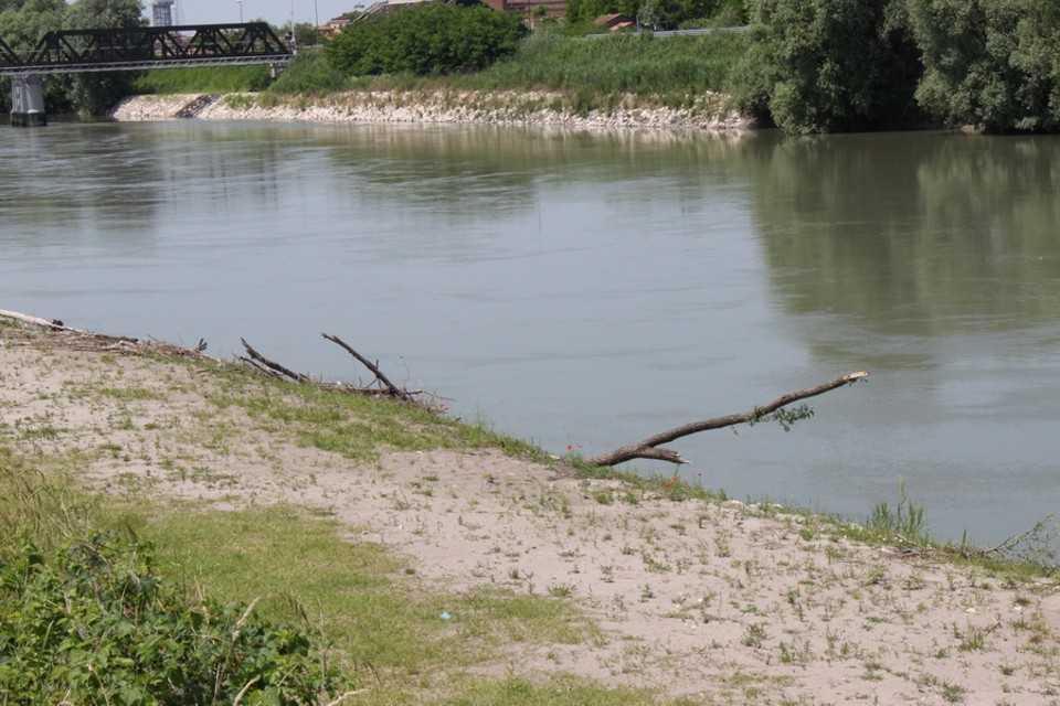 Mistero a Cavarzere: indumenti trovati in riva all'Adige, nessuno riemerge dal fiume