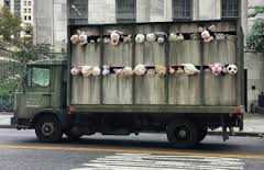 Gli animali verso il macello piangono: La nuova provocazione artistica di Banksy