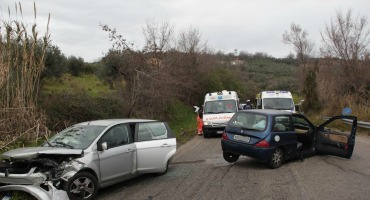 Incidente San Salvo, scontro frontale tra due auto: grave una ragazza