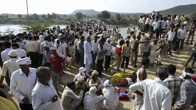 Tragedia in India: ressa su ponte, almeno 115 morti. Continuano le ricerche dei dispersi