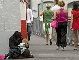 Sedava un bimbo per chiedere l'elemosina, denunciata