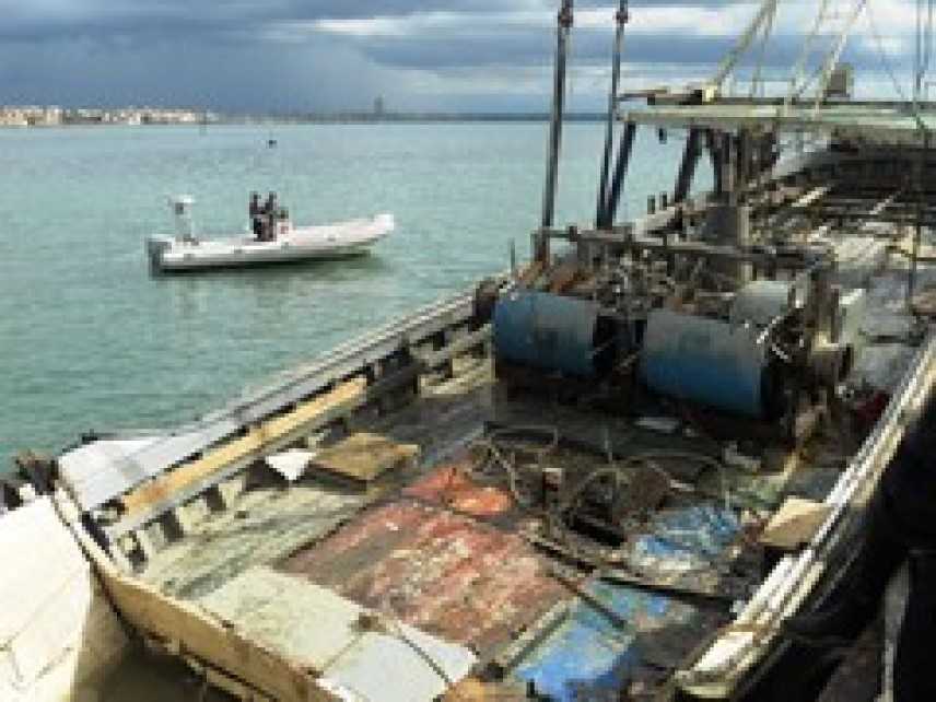 Rimosso il peschereccio affondato nel porto di Anzio