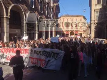 Bologna, corteo di 500 studenti attraversa la città [VIDEO & FOTO]