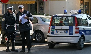 Bologna, la Polizia Municipale sequestra diverse targhe contraffate