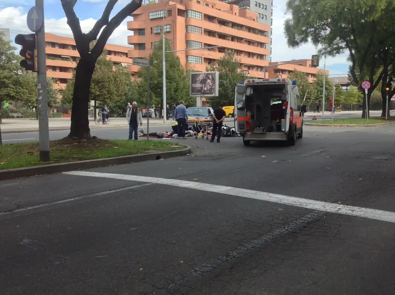 Bologna, incidente sui viali: coinvolti un'auto e uno scooter [VIDEO]