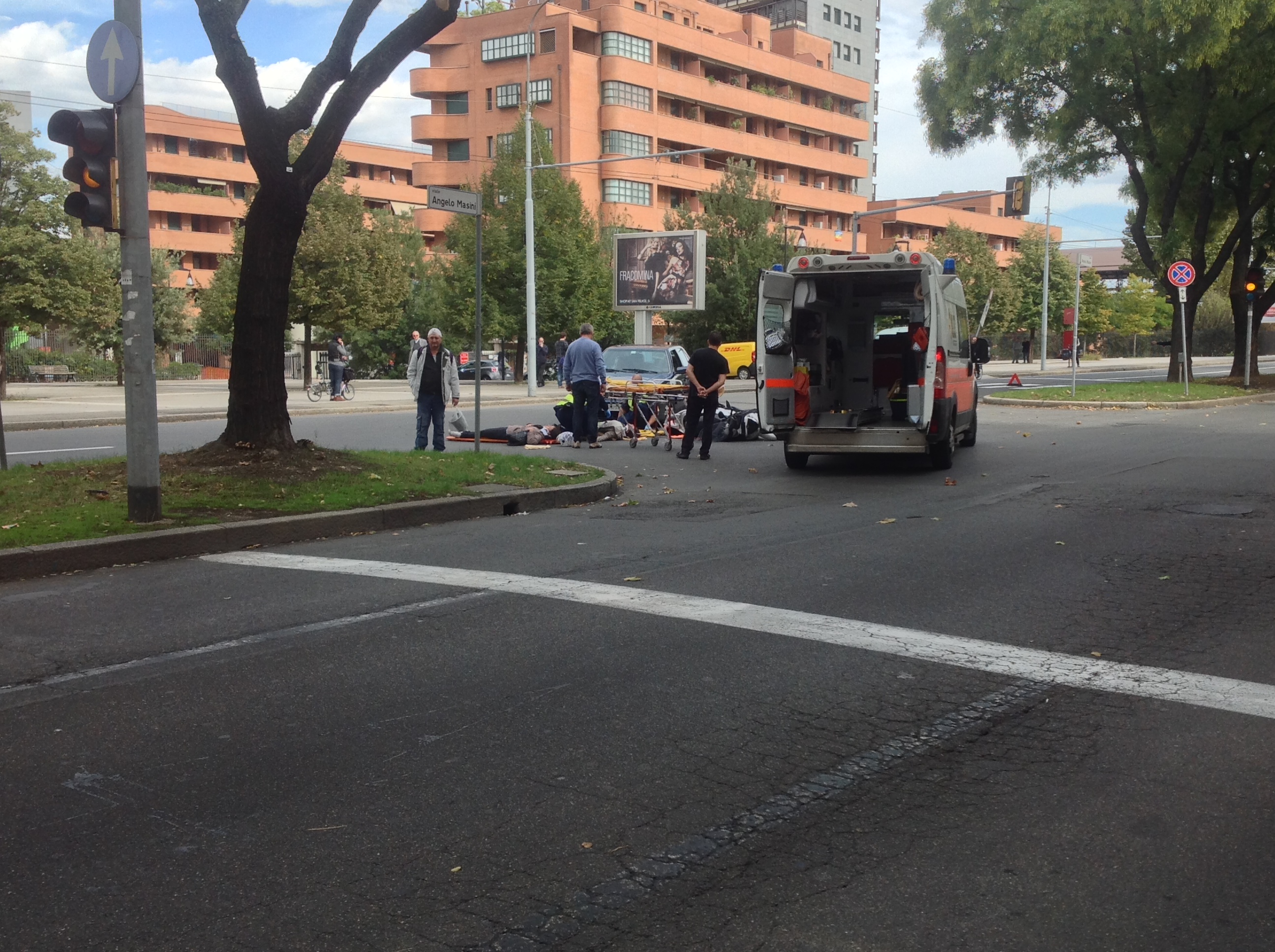 Bologna, incidente sui viali: coinvolti un'auto e uno scooter [VIDEO]