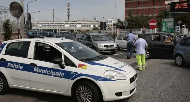 Piazza Garibaldi: investe due vigili per oltrepassare i divieti