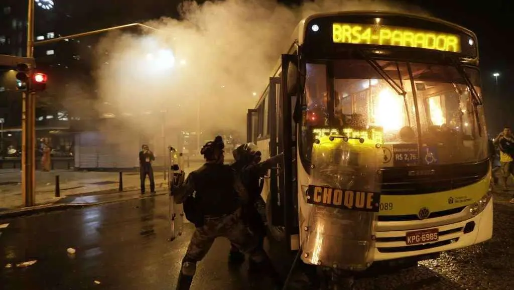 Brasile: la protesta degli insegnanti diventa guerriglia