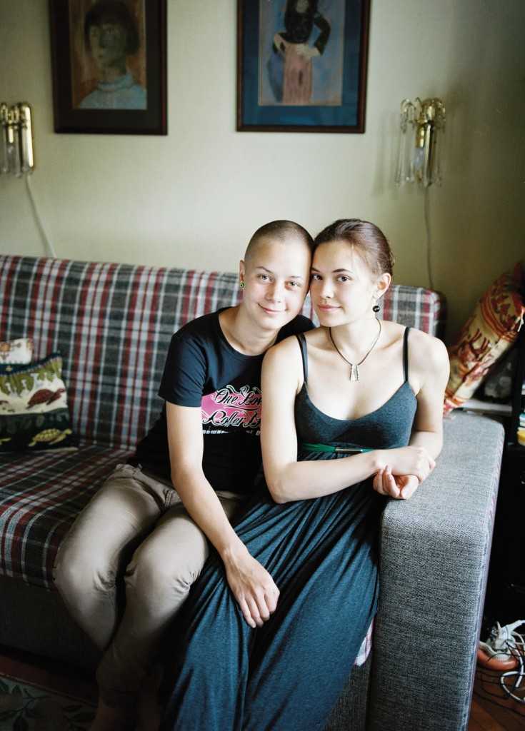Dalla Russia con Amore: Anastasia Ivanova immortala coppie lesbo tra le mura domestiche